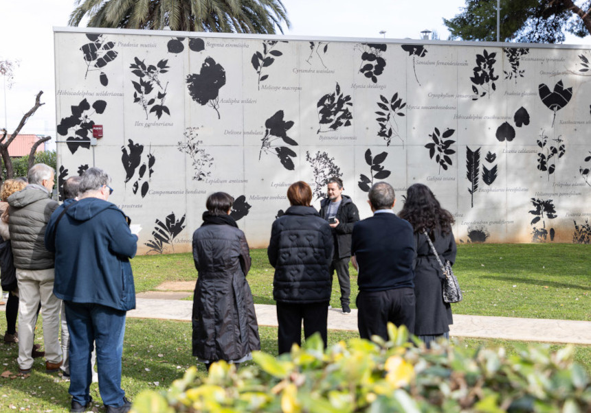 Ernesto Casero explica 'Plantes perdudes' a Burjassot.